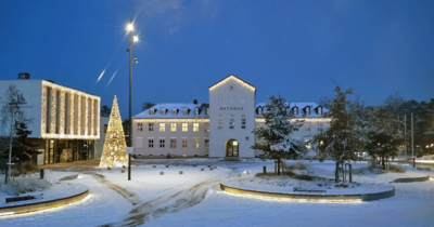 Winterweihnachtsstimmung am Rathaus Hohen Neuendorf (2023; Quelle: Carlo Costabel)