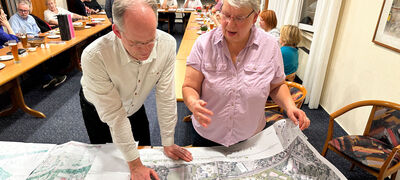 Sabine Fussan und Holger Mittelstädt studieren Entwürfe zur Stadtgestaltung