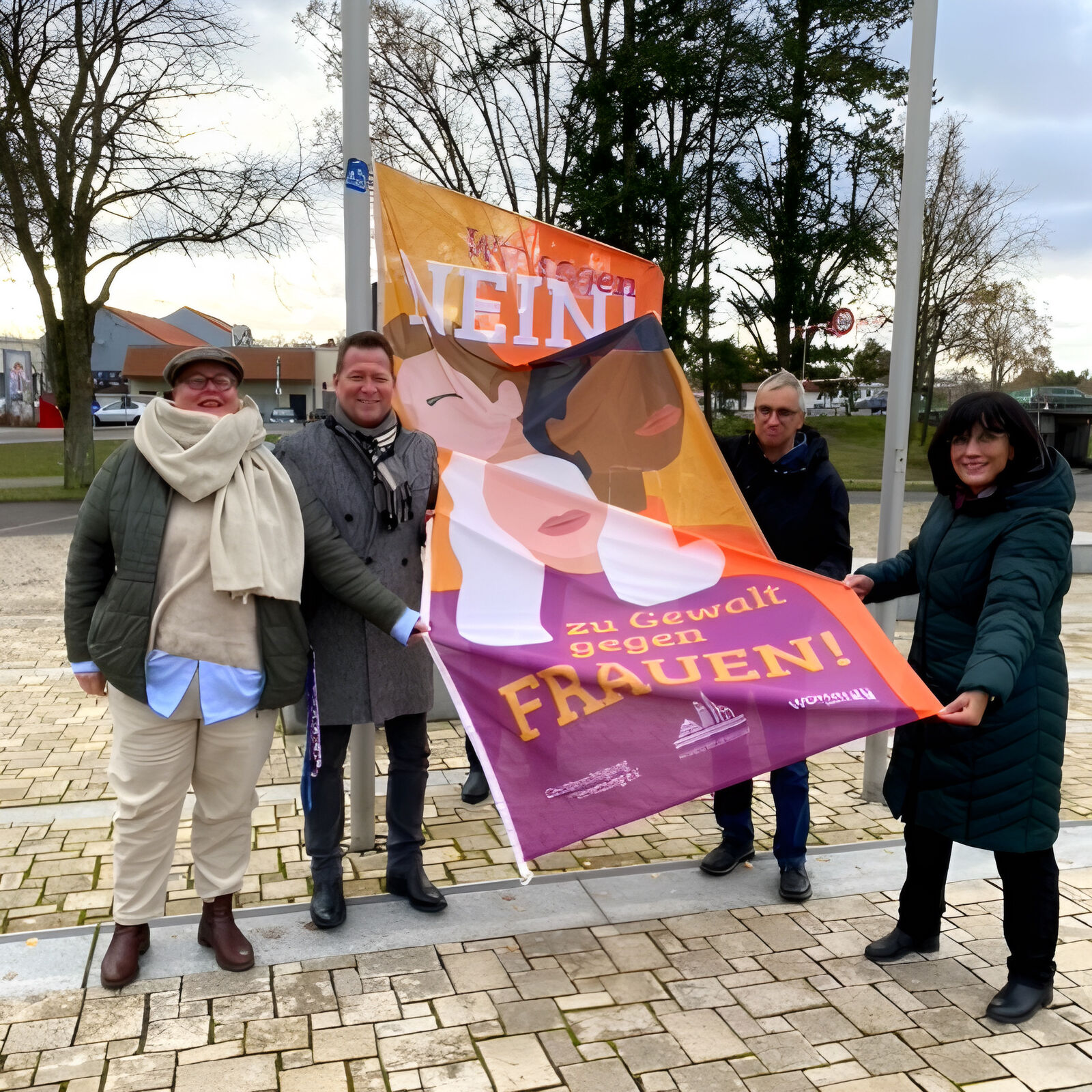 2023: Fahnenhissen zum Internationalen Tag gegen Gewalt gegen Frauen am Rathaus Hohen Neuendorf