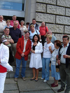 Siegfried Müller, SPD-Bürgermeisterkandidat Hohen Neuendorf und MdB Angelika Krüger-Leißner im Kreise der Seniorengruppe